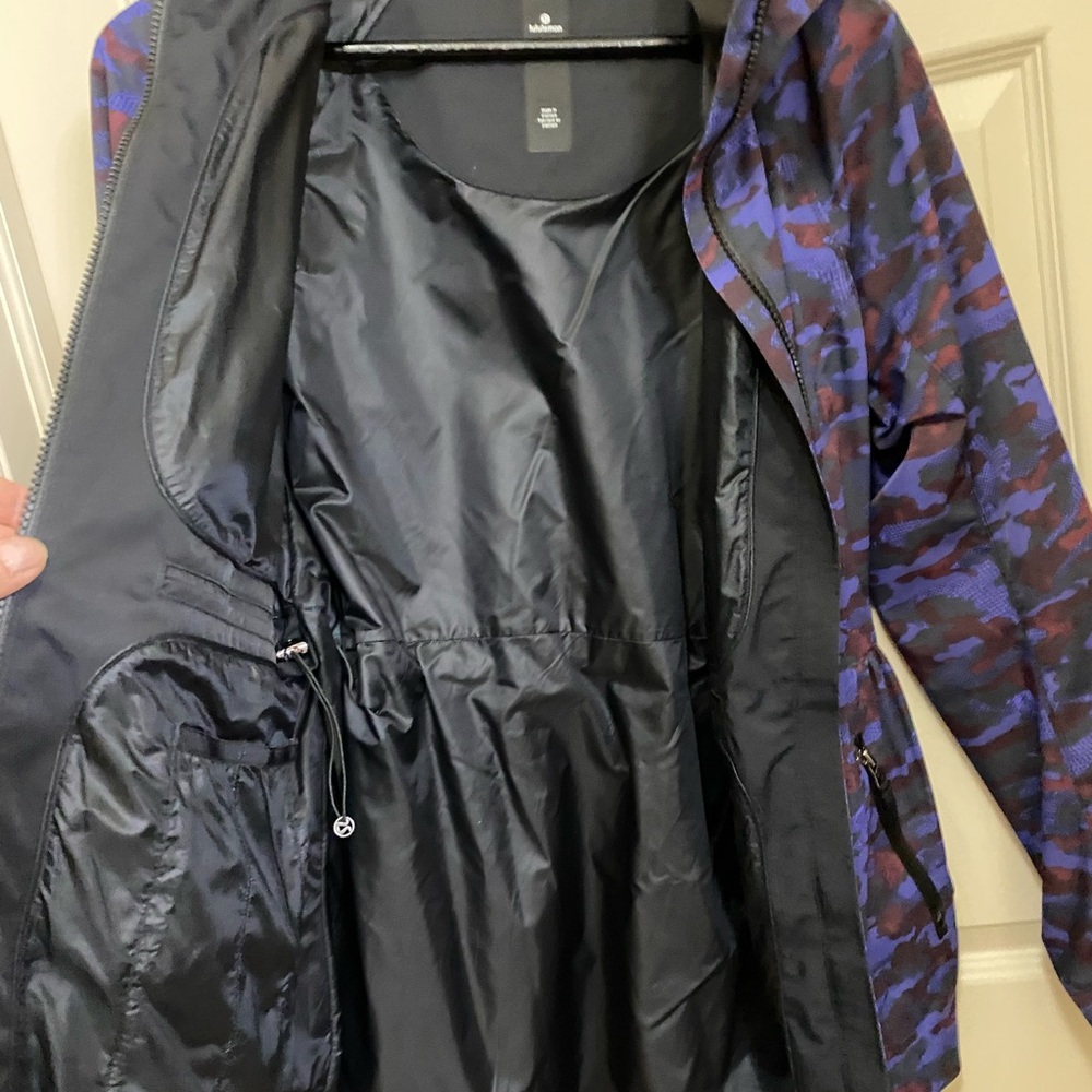 ❤️💜Lululemon Rain for Daze Jacket II Hounds Camo Emperor Blue Black Size 6💜❤️ - Picture 6 of 8